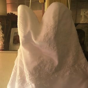 NWT David’s Bridal Plus Size Lace Appliqué Gown